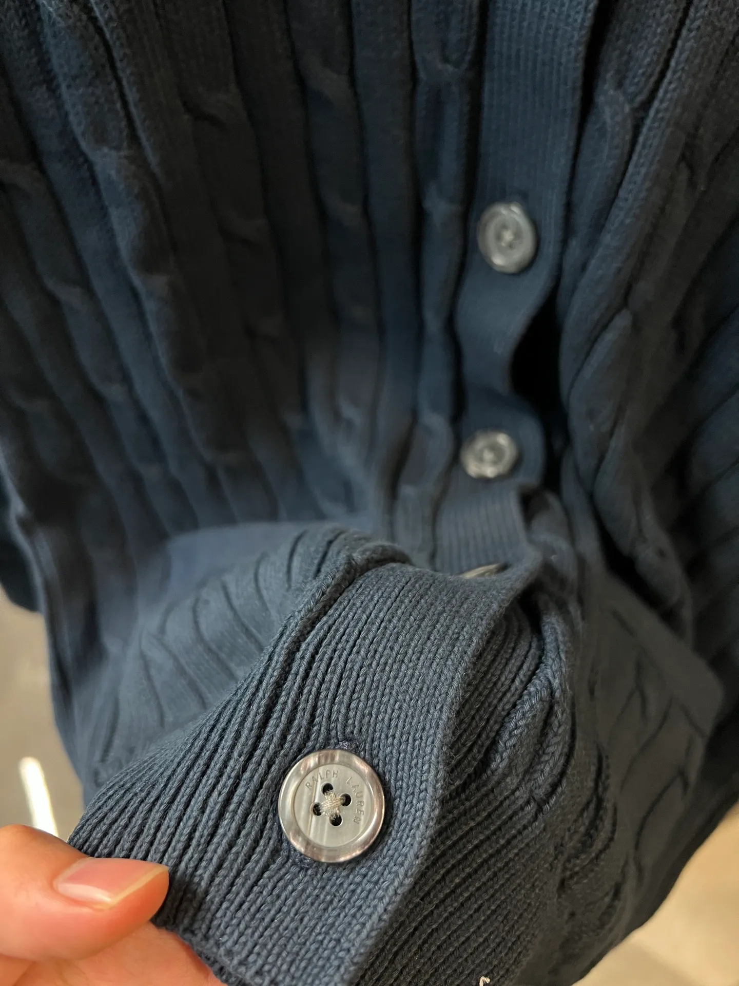 P330 [next day] Rah Lauren 25FW classic war horse embroidered twist cardigan sweater (navy) Detailed features: Made of 35% wool content yarn, 35% cashmere, 30% synthetic fiber, machine twisted cable knitted cardigan imported from Germany, molded custom brand logo resin buttons, imported Tajima machine embroidered classic war horse, collar, cuffs and hem thread design, windproof and comfortable Original main mark, washable tag, light luxury, a must-have item for daily commuting for men and women. Check the correct version. Size: s m l xl. Please check picture 9 for detailed sizes.